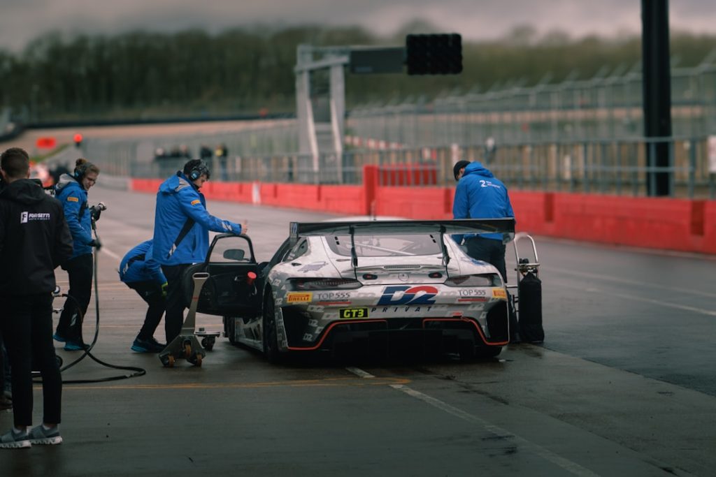découvrez tout ce qu'il faut savoir sur les permis de conduire : types de licences, conditions d'obtention, démarches administratives et conseils pratiques pour réussir votre examen de conduite.