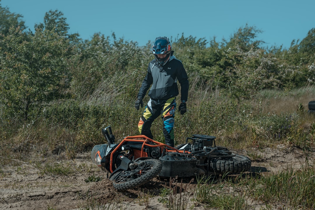 découvrez l'univers passionnant de l'enduro, un sport de moto tout-terrain alliant adrénaline et paysages époustouflants. que vous soyez débutant ou expert, vivez des aventures inoubliables à travers des circuits variés et relevez des défis palpitants.
