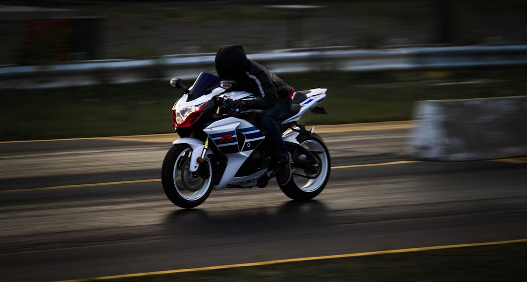 assurez votre moto avec notre assurance spécialisée pour deux-roues. profitez de couvertures adaptées à vos besoins et roulez en toute sérénité. obtenez un devis gratuit dès aujourd'hui!