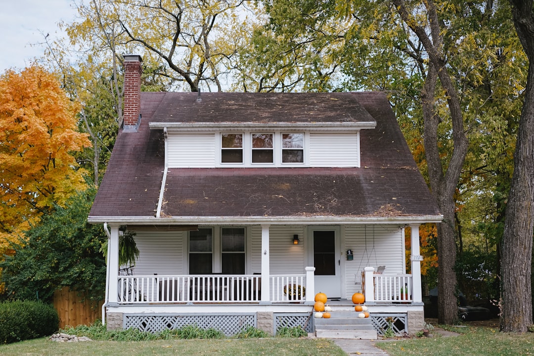 assurez votre maison avec notre assurance habitation complète. protégez votre patrimoine contre les sinistres, les vols et les dommages. obtenez une couverture adaptée à vos besoins et une tranquillité d'esprit pour vous et votre famille.