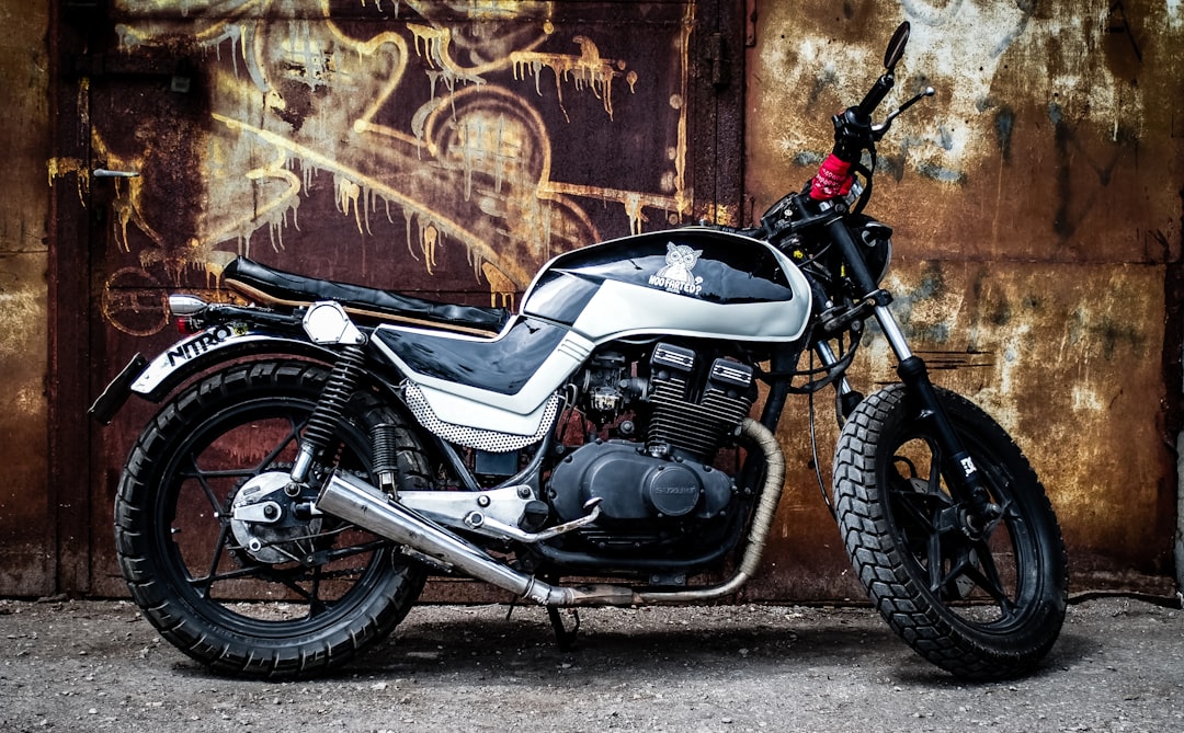 découvrez notre sélection de motos d'occasion de qualité. trouvez votre moto idéale parmi une vaste gamme de modèles, avec des prix compétitifs et un service de confiance. profitez de l'aventure à deux roues sans vous ruiner !