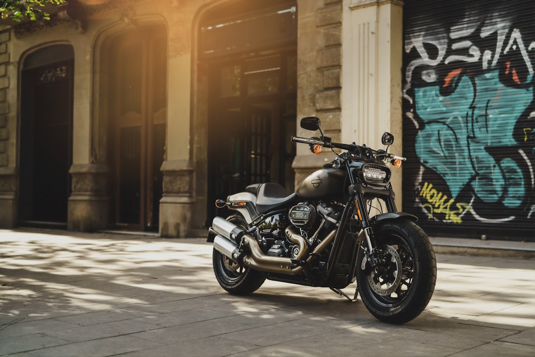 découvrez notre guide complet sur l'assurance moto, incluant des conseils pour choisir la meilleure couverture, des informations sur les prix et les garanties, afin de protéger votre véhicule et votre sécurité sur la route.