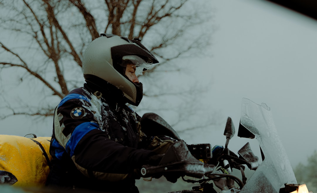 découvrez nos conseils essentiels pour l'hivernage de votre moto. protégez votre véhicule des rigueurs de l'hiver avec des astuces sur l'entretien, la protection et la mise à l'abri. assurez-vous que votre moto soit prête à rouler dès le retour du beau temps !